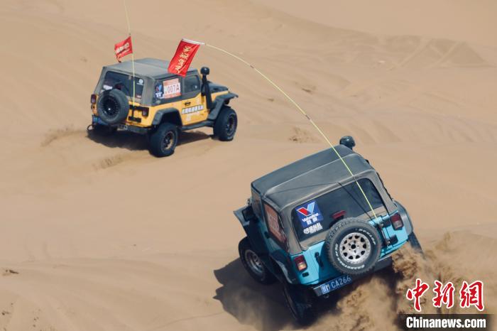 圖為高原沙漠機車越野挑戰(zhàn)賽現(xiàn)場?！≠F南縣委宣傳部供圖