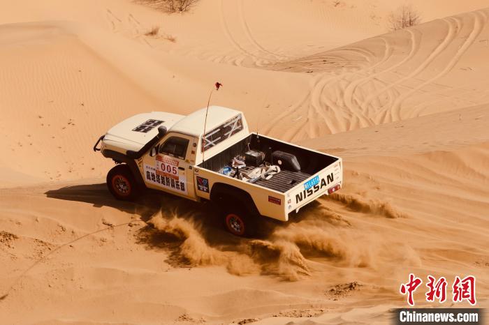 圖為高原沙漠機車越野挑戰(zhàn)賽現(xiàn)場?！≠F南縣委宣傳部供圖