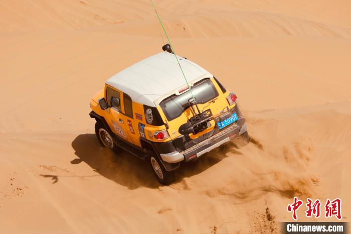 圖為高原沙漠機車越野挑戰(zhàn)賽現(xiàn)場。　貴南縣委宣傳部供圖