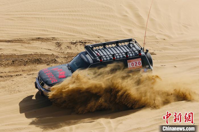 圖為高原沙漠機車越野挑戰(zhàn)賽現(xiàn)場。　貴南縣委宣傳部供圖