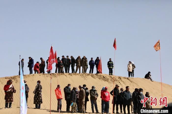 圖為來自各地的觀眾觀看比賽。　貴南縣委宣傳部供圖