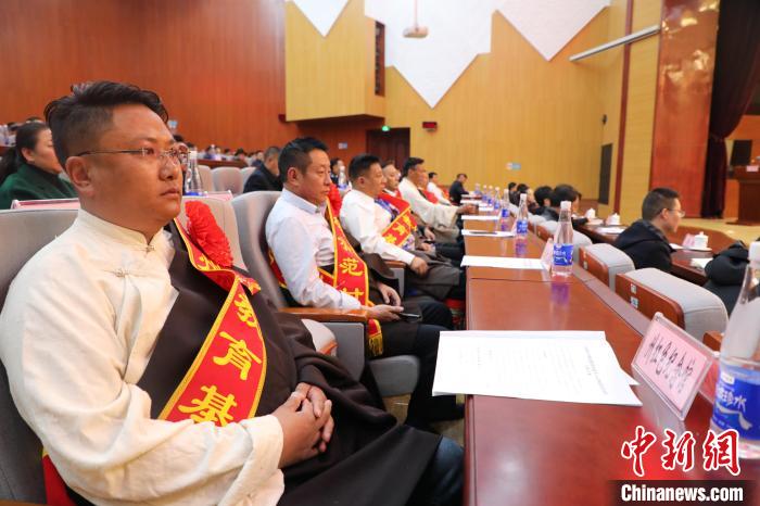 圖為玉樹州民族團結(jié)進步創(chuàng)建工作推進會現(xiàn)場?！『F龍 攝