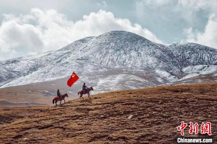 圖為青海省治多縣索加鄉(xiāng)干部群眾。(資料圖) 治多縣委宣傳部 供圖