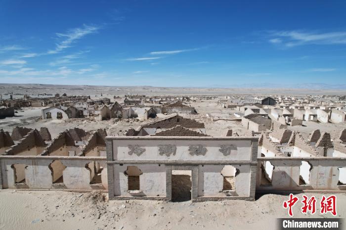 航拍青海省海西蒙古族藏族自治州茫崖市冷湖石油工業(yè)遺址保護區(qū)。　馬銘言 攝