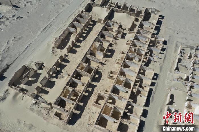 航拍青海省海西蒙古族藏族自治州茫崖市冷湖石油工業(yè)遺址保護區(qū)。　馬銘言 攝