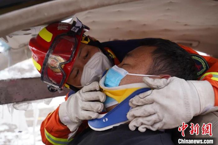 圖為地震實戰(zhàn)拉動現(xiàn)場，參演人員正在進行車輛事故救援項目?！∮駱湎拦﹫D