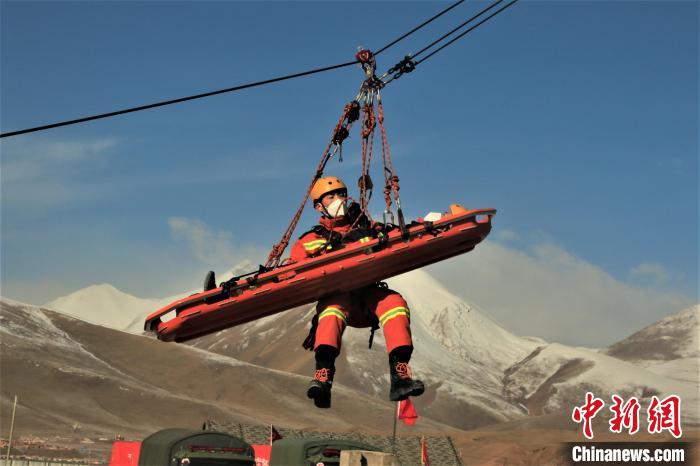 圖為地震實戰(zhàn)拉動現(xiàn)場，參演人員正在進行懸崖救助項目。　玉樹消防供圖
