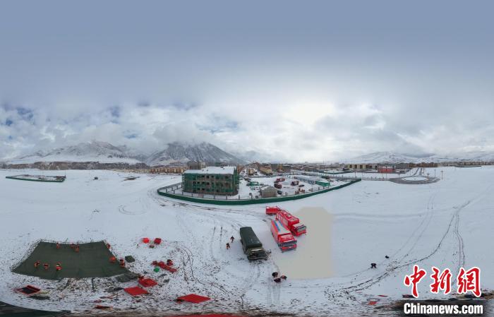 圖為地震實戰(zhàn)演練現(xiàn)場全景?！∮駱湎拦﹫D