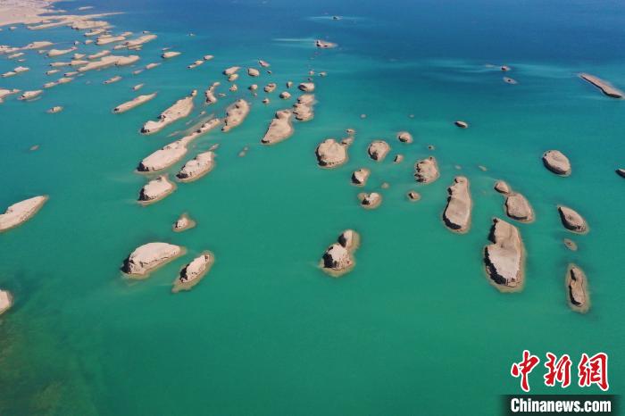 航拍青海大柴旦烏素特水上雅丹奇特景觀。　馬銘言 攝