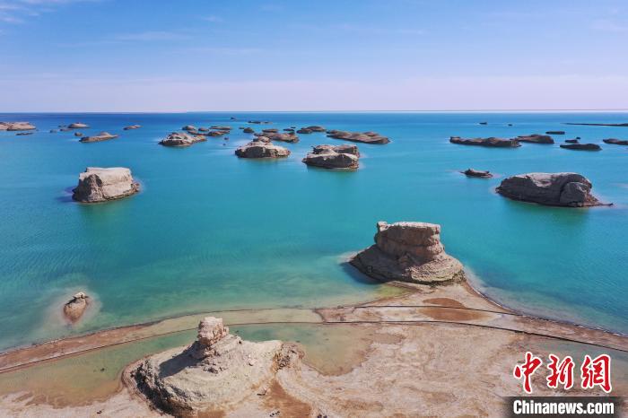 航拍青海大柴旦烏素特水上雅丹奇特景觀?！●R銘言 攝