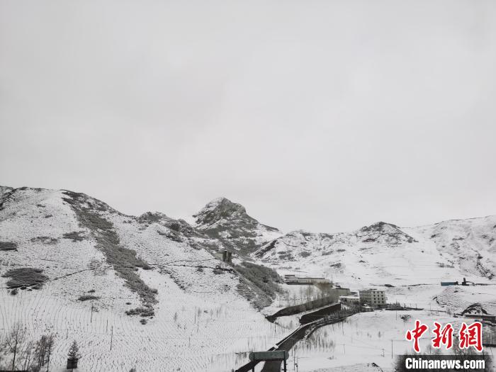 圖為青海省東南部的青沙山區(qū)域銀裝素裹?！?zhí)砀?攝