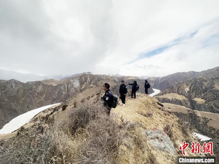 圖為曲麻萊縣崗當村的生態(tài)管護人員開展巡護?！《“瓦_杰 攝