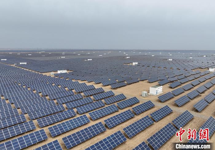 圖為航拍青海省海南藏族自治州共和縣塔拉灘光伏產(chǎn)業(yè)園?！∑钤鲚?攝