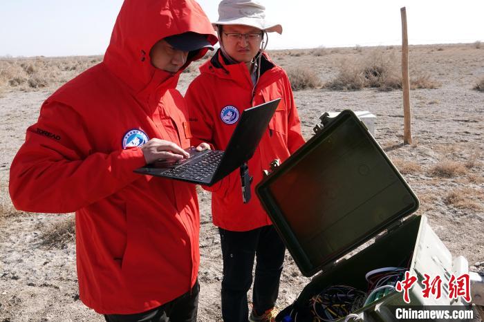 格爾木草地站，青藏科考隊(duì)員采集觀測(cè)數(shù)據(jù)。　<a target='_blank' href='/'><p  align=