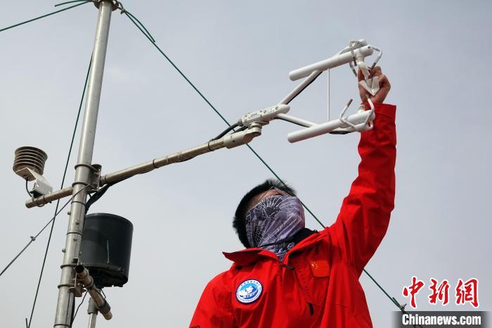 格爾木草地站，青藏科考隊(duì)員維護(hù)科研設(shè)備?！?lt;a target='_blank' href='/'><p  align=