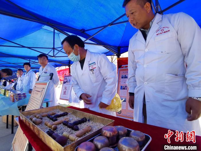 圖為青海省循化縣的國(guó)家級(jí)非遺項(xiàng)目尤闕療法的器械展示。　張?zhí)砀?攝