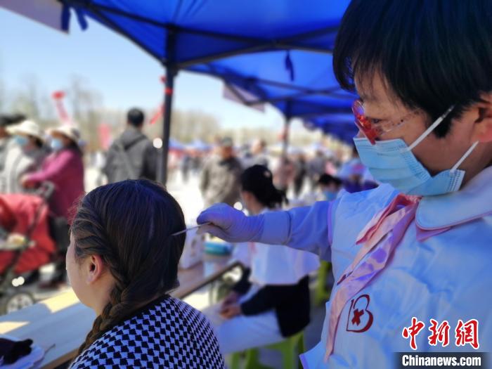 圖為刮痧。　張?zhí)砀?攝