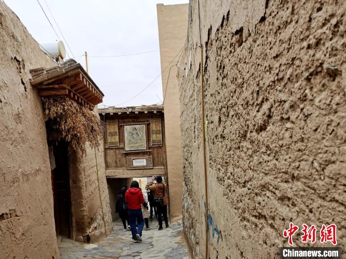 圖為古堡內(nèi)的巷道?！?zhí)砀?攝