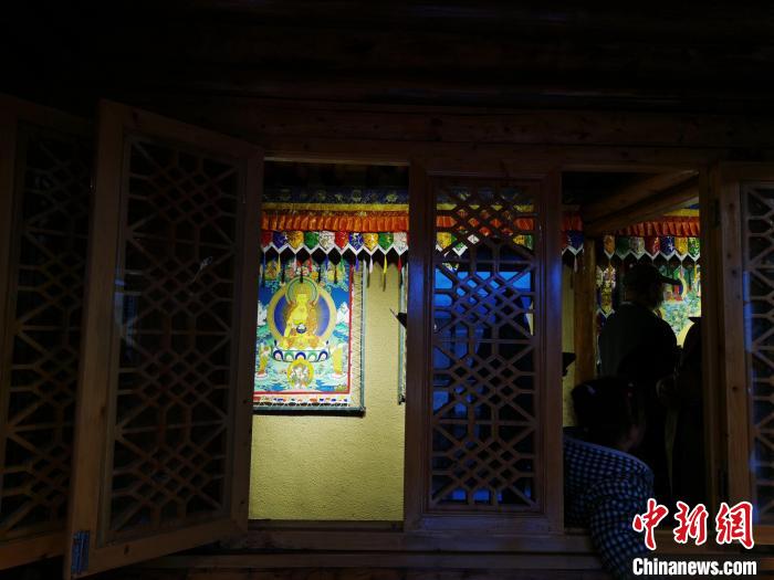 圖為作為展廳的古堡內(nèi)一座土木二層結(jié)構(gòu)“廊房式”建筑?！?zhí)砀?攝