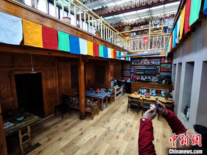 圖為古堡內(nèi)兼具傳統(tǒng)與現(xiàn)代特色的咖啡館?！?zhí)砀?攝