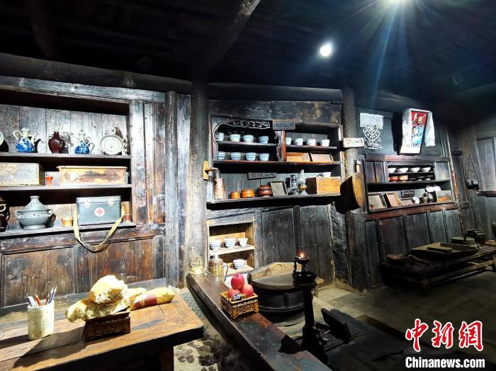 圖為古堡內(nèi)生活場景展示。　張?zhí)砀?攝