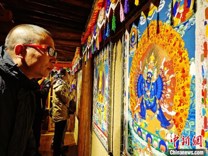 圖為民眾參觀古堡內(nèi)的唐卡。　張?zhí)砀?攝