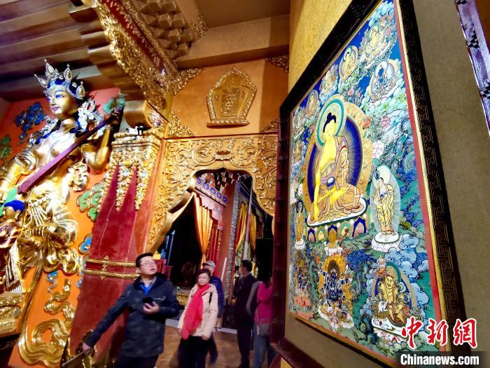 圖為仁俊畫院內(nèi)的唐卡?！?zhí)砀?攝