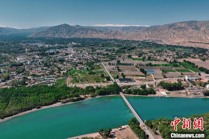 航拍青海貴德黃河岸畔綠意濃濃?！≮w凜松 攝