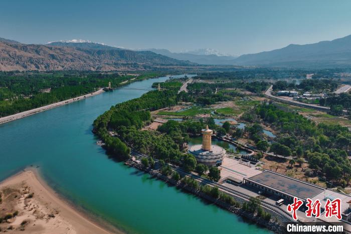 航拍青海貴德黃河岸畔綠意濃濃?！≮w凜松 攝