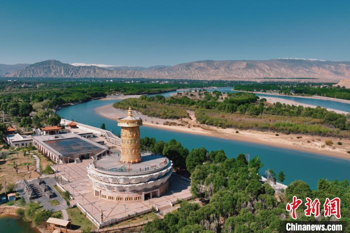 航拍青海貴德黃河岸畔綠意濃濃?！≮w凜松 攝