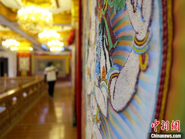 圖為黃南州同仁市熱貢龍樹畫苑內(nèi)的珍珠唐卡?！?zhí)砀?攝