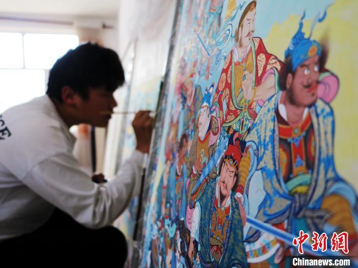 圖為熱貢龍樹畫苑內(nèi)的學(xué)徒繪畫唐卡?！?zhí)砀?攝