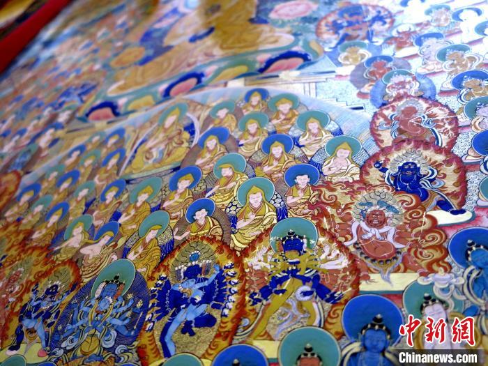 圖為熱貢龍樹畫苑內(nèi)展覽的唐卡局部。　張?zhí)砀?攝