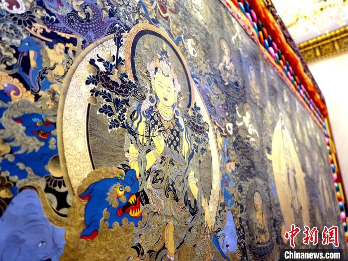圖為熱貢龍樹畫苑內(nèi)的唐卡?！?zhí)砀?攝