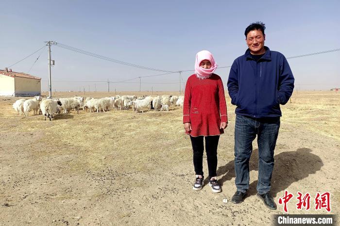 圖為華公太(右)走訪牧民?！〔彭検步?攝