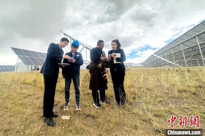 圖為稅務干部上門開展稅費輔導?！》劫F龍 攝