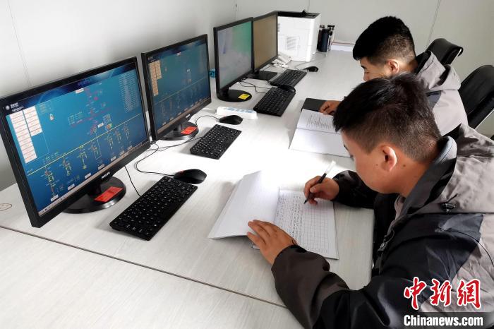 圖為光伏發(fā)電項(xiàng)目升壓站監(jiān)控室?！±铍h 攝