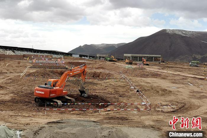 圖為光伏發(fā)電項(xiàng)目施工區(qū)正在抓緊施工?！±铍h 攝