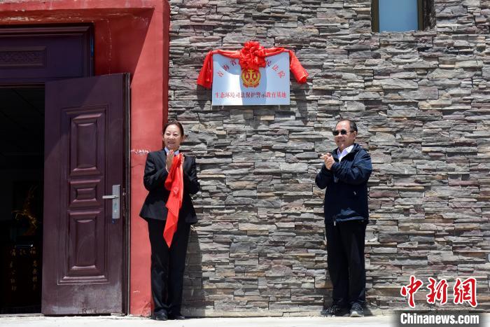 圖為揭牌儀式現(xiàn)場?！埢⒖?攝