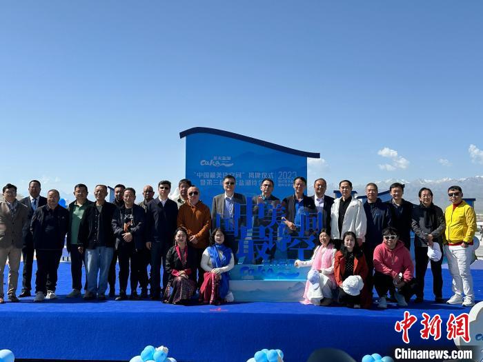 圖為國內眾多詩人在茶卡鹽湖景區(qū)合影?！⒀?攝