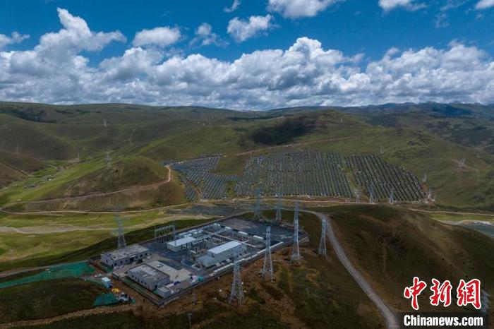 航拍建成投運的柯拉一期光伏電站升壓站?！⒅铱?攝