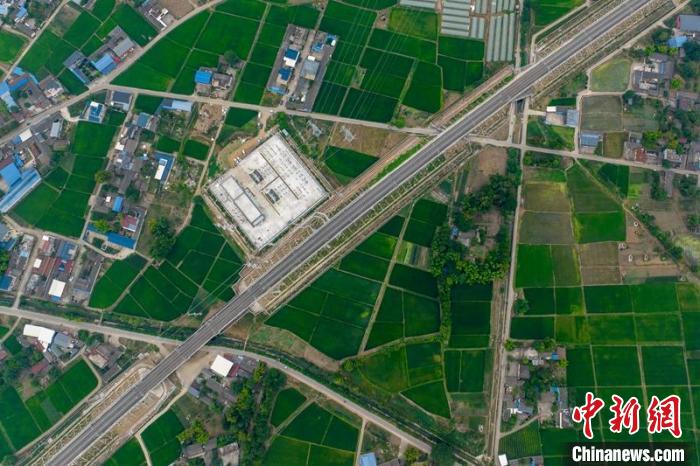 空中俯瞰綿竹牽引變電所和川青鐵路成黃段鐵路線。　劉忠俊 攝