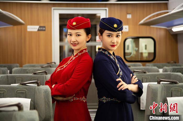 圖為整體色彩以“深藏青”和“喇嘛紅”為主調(diào)的西格段“復(fù)興號”動車組乘務(wù)員新制服?！±罾?攝
