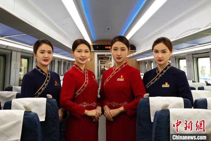 圖為整體色彩以“深藏青”和“喇嘛紅”為主調(diào)的西格段“復(fù)興號(hào)”動(dòng)車(chē)組乘務(wù)員新制服?！±罾?攝