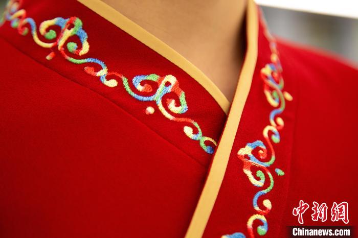 圖為新制服領(lǐng)口點(diǎn)綴有蒙古特色的烏力吉紋繡花?！±罾?攝