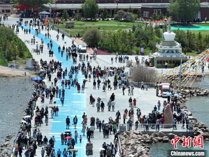 圖為航拍青海湖二郎劍景區(qū)游客眾多?！∑钤鲚?攝