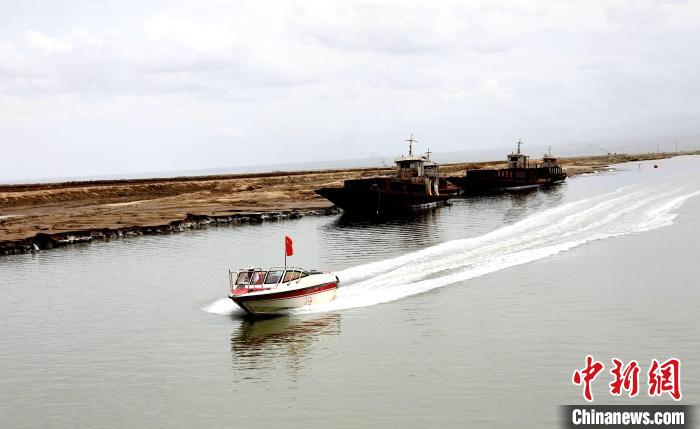 圖為茶卡鹽湖?！⊙Φ?攝