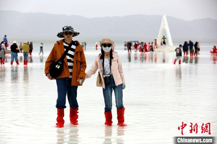 圖為游客在茶卡鹽湖之中?！⊙Φ?攝