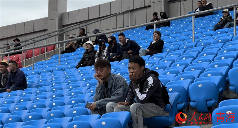 現(xiàn)場(chǎng)觀看“州超”的觀眾。人民網(wǎng) 劉沛然攝