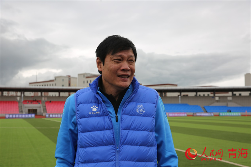 中場(chǎng)休息時(shí)與球員交流的范志毅。人民網(wǎng) 馬可欣攝